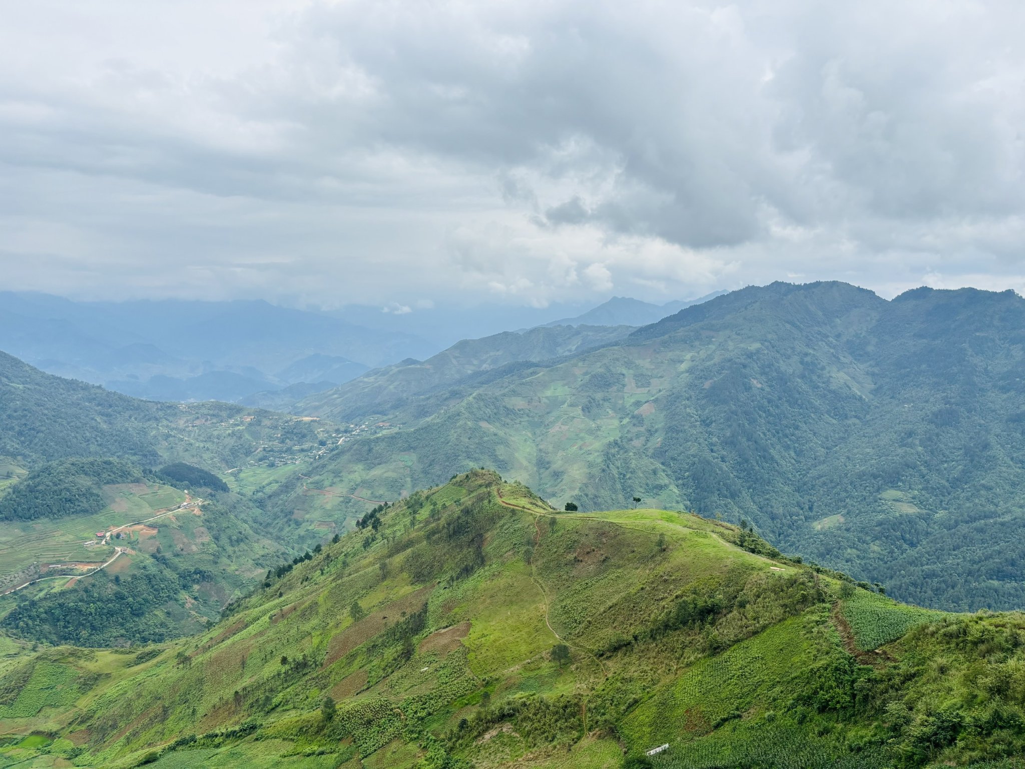 Đất vùng núi và ruộng bậc thang